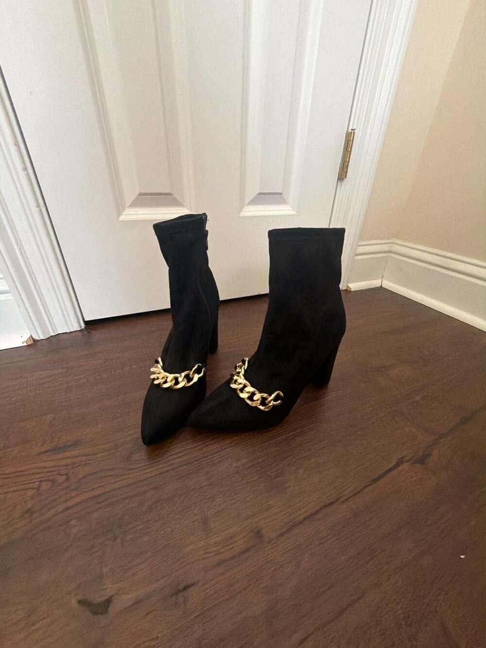 Delicious Black Ankle Boots Size 8.5 Gold Chain Heeled Pointed Toe Shoes